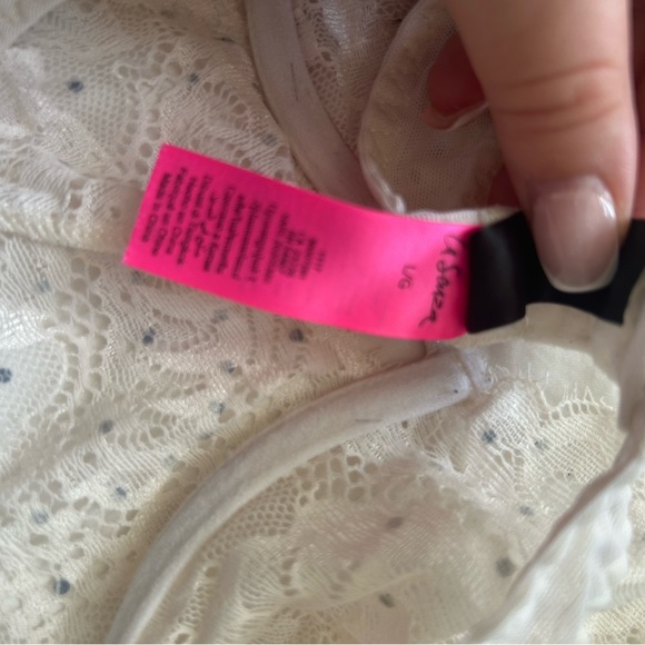 Lingerie - Picture 3 of 3